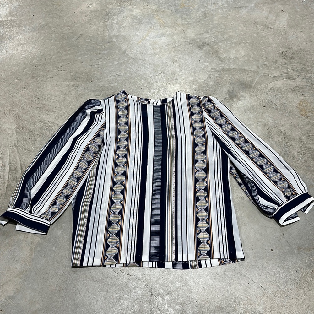 Collegian brand Shear white w/blue,green and tan design top /‎ Size S / F-22